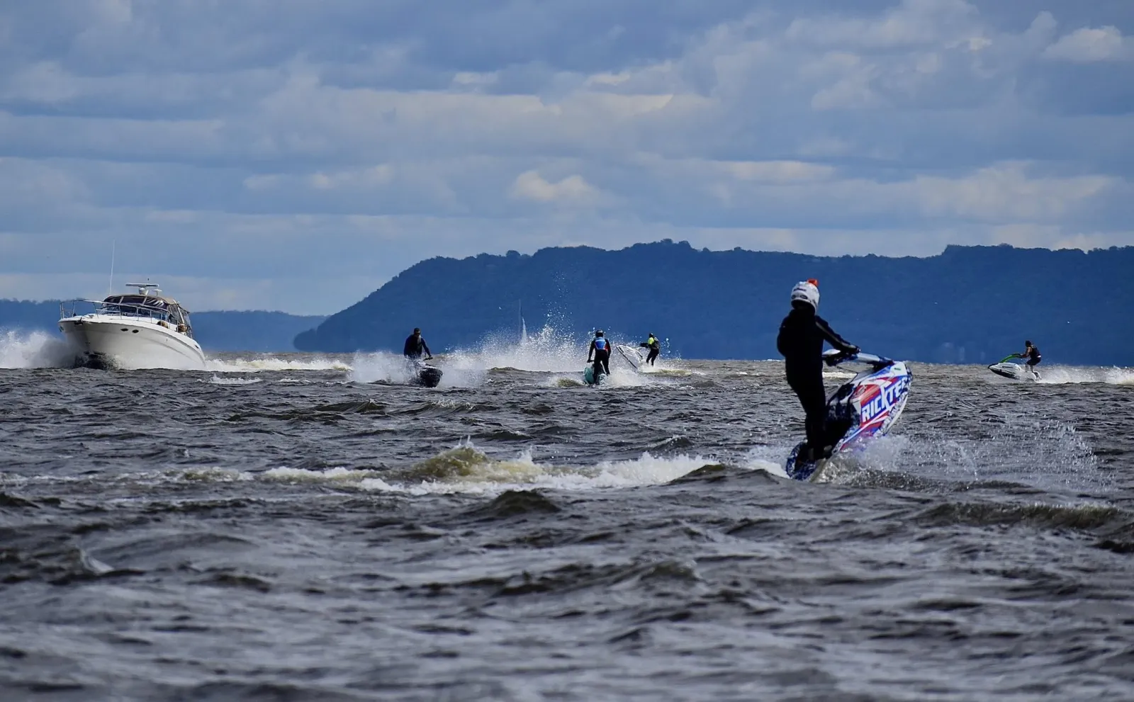 Many jet skis gathered at the Sortie