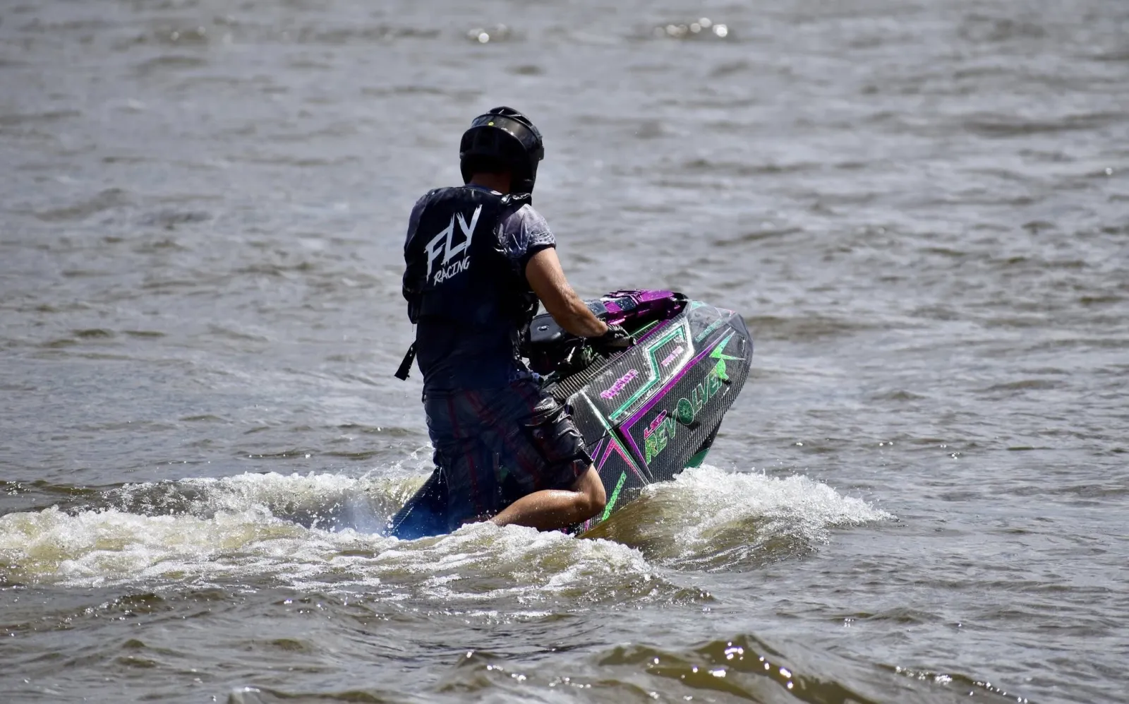 Revolver ski on the water